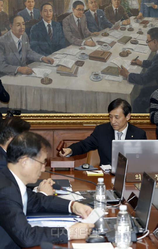 한국은행이 기준금리를 8개월째 같은 수준으로 묶었다.한은은 16일 이주열 총재 주재로 금융통화위원회 본회의를 열고 기준금리를 연1.5%로 동결하기로 했다. 이로써 기준금리는 2014년 8월과 10월, 지난해 3월과 6월에 각 0.25%포인트씩 총 1%포인트가 인하된 뒤 지난해 7월부터 8개월 연속 연1.5%를 유지하게 됐다.이날 이주열 한국은행 총재가 서울 중구 남대문로 한국은행 본관에서 열린 금융통화위원회에 참석해 의사봉을 두드리고 있다. 유동일기자 edddieyou@